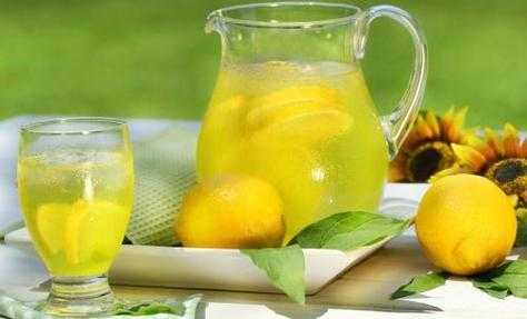 檸檬水對痛風有用嗎（檸檬泡水治痛風）